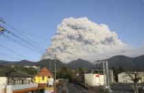 日本九州地区多个火山口喷发 大量火山碎石飞出