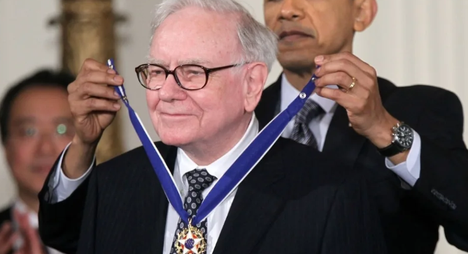 沃伦·巴菲特 (Warren Buffett) 的 1,510 亿美元豪赌：客户不会以 10,000 美元的价格交易他们的 Apple iPhone，原因如下